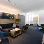 Olympia 4*